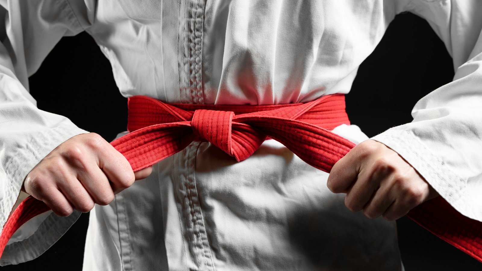 Deportista de karate con cinturón rojo